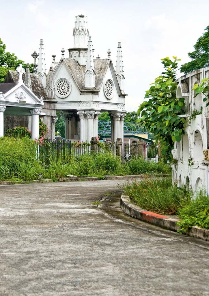 curving road - Manila old cemeteries - La Loma