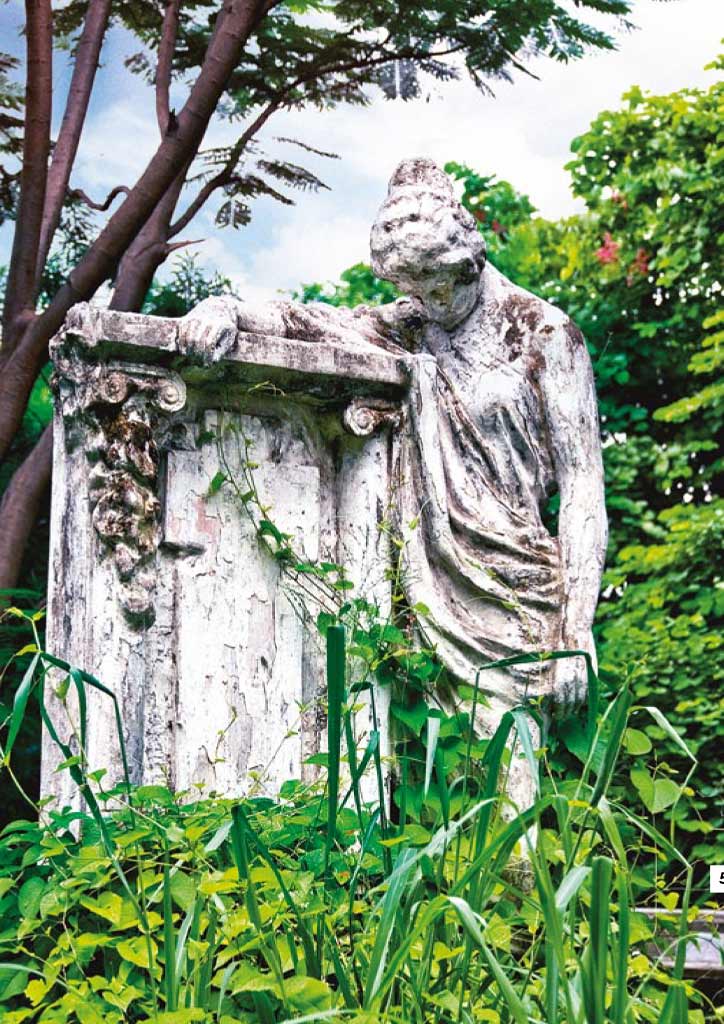 La Loma garden statue - stories in stone - cemeteries